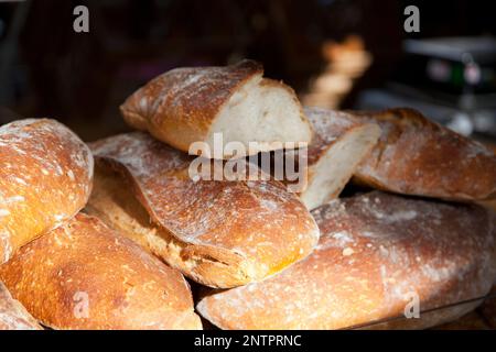 France, Languedoc, Mazamet, pain à vendre sur le marché. Banque D'Images