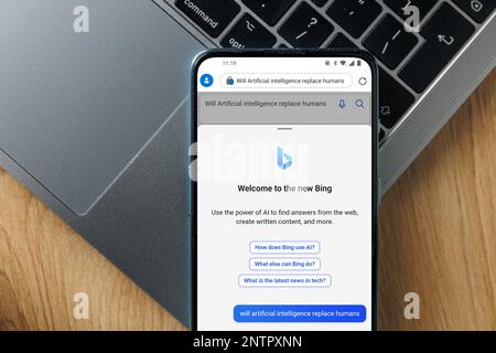 Kaunas, Lituanie - 2023 28 février: Microsoft Bing nouveau ai chatbot dans le nouveau navigateur Edge sur smartphone. Photo de haute qualité Banque D'Images