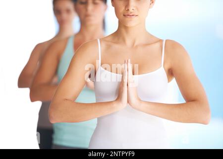 Recherche de calme et de sérénité. Groupe de pratiquants de yoga serein méditant ensemble - court. Banque D'Images