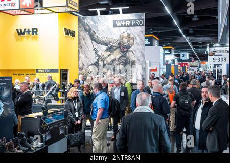 Nuremberg, Allemagne. 28th févr. 2023. De nombreux visiteurs se déplacent entre les stands de l'exposition au salon faire respecter le TAC. Le salon des technologies de sécurité pour les membres des autorités ayant des tâches de sécurité et les forces armées a déjà rapporté l'année dernière un record de 377 exposants de 36 pays. Credit: Daniel Vogl/dpa/Alay Live News Banque D'Images