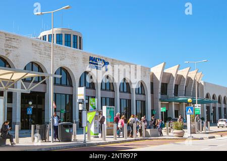 Luqa, Malte, Malte: 22FEB2023: Aéroport international de Malte bâtiment principal et entrée le jour ensoleillé, ciel bleu. Banque D'Images