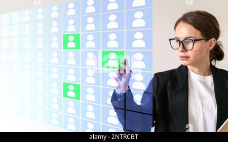 Gestionnaire des ressources humaines travaillant avec la base de données numérique des candidats à l'emploi à l'aide de l'écran virtuel. Banque D'Images