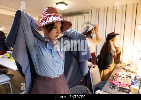 Dans les coulisses, avec l'Opéra et le Ballet ukrainiens Kyiv production de la Bohème, Churchill Theatre, Bromley, Kent, Royaume-Uni Banque D'Images