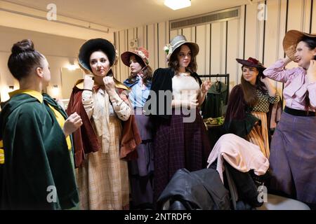 Dans les coulisses, avec l'Opéra et le Ballet ukrainiens Kyiv production de la Bohème, Churchill Theatre, Bromley, Kent, Royaume-Uni Banque D'Images