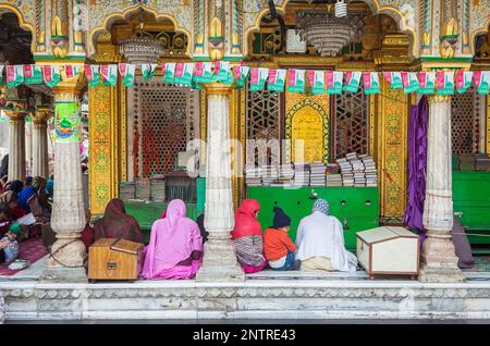 Hazrat Nizamuddin en priant, Dargah, Delhi, Inde Banque D'Images