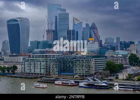 Vue sur la Tamise, au nord, avec Gherkin, Walkie Talkie, le Scalpel & Cheese Grater, dans la ville de Londres. Banque D'Images