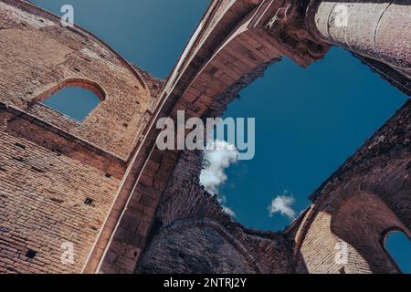 Photo artistique des arches d'une ancienne abbaye pourrie sans toit en Toscane Banque D'Images