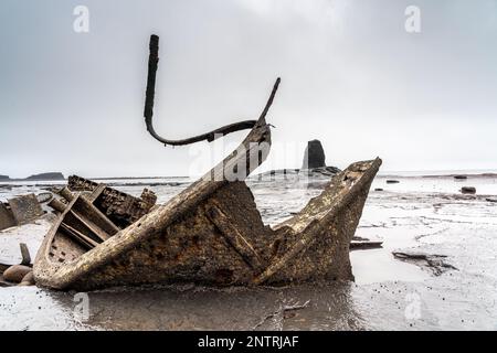 Naufrage sur la baie de Saltwick près de Whitby avec Black NAB en arrière-plan. Banque D'Images