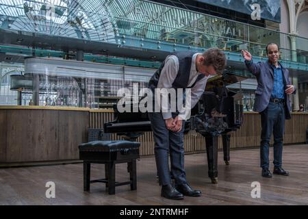 Le répétiteur Edmund Whitehead s'arrange après avoir accompagné le ténor Alan Pingarron au piano au Paul Hamlyn Hall Royal Opera House Covent Garden, Londres, Royaume-Uni Banque D'Images