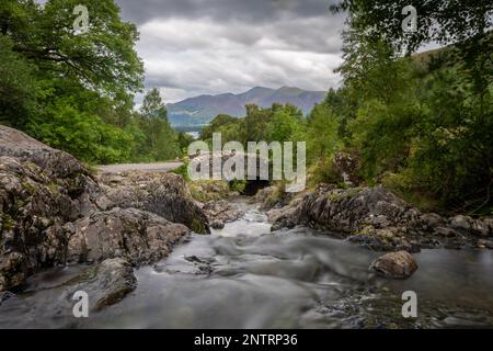 Ashness Bridge dans le district du lac surplombant Derwentwater et Skiddaw. Exposition longue pour produire de l'eau douce et nette. Banque D'Images