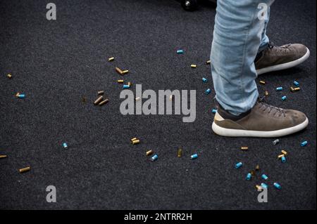 Nuremberg, Allemagne. 28th févr. 2023. Les séances d'entraînement se trouvent sur le plancher d'un kiosque du CAT de mise en application. L'année dernière, le salon de l'application du TAC pour les technologies de sécurité pour les membres des agences de sécurité et les forces armées a déjà rapporté un nombre record de 377 exposants venus de 36 pays. Credit: Daniel Vogl/dpa/Alay Live News Banque D'Images