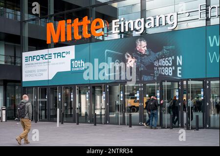 Nuremberg, Allemagne. 28th févr. 2023. La zone d'entrée du salon de l'application de la réglementation de l'ATC. Le salon des technologies de sécurité pour les membres des agences de sécurité et des forces armées a déjà rapporté un nombre record de 377 exposants venus de 36 pays l'année dernière. Credit: Daniel Vogl/dpa/Alay Live News Banque D'Images