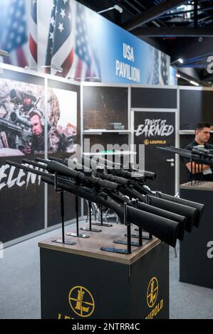 Nuremberg, Allemagne. 28th févr. 2023. Divers instruments de tir sont exposés sur le stand de Leuold & Stevens. Le salon de l'application de la technologie de sécurité du TAC pour les membres des agences de sécurité et des forces armées a déjà rapporté un nombre record de 377 exposants de 36 pays l'année dernière. Credit: Daniel Vogl/dpa/Alay Live News Banque D'Images