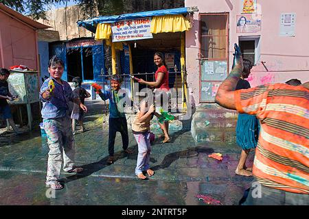 Les amis célébrant le Holi festival du printemps pour célébrer l'amour entre Krishna et Radha, Jaipur, Rajasthan, Inde Banque D'Images