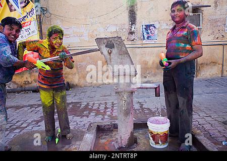 Les amis célébrant le Holi festival du printemps pour célébrer l'amour entre Krishna et Radha, Jaipur, Rajasthan, Inde Banque D'Images