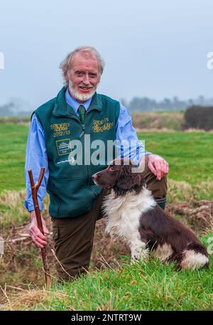 BARRY ATKINSON avec son anglais Springer Spaniel appelé Spider. Après un enregistrement de coups ou de prise en charge sur 1 000 pousses différentes en 10 saisons de tournage, pour sa charité, l'appel de l'Araignée Banque D'Images