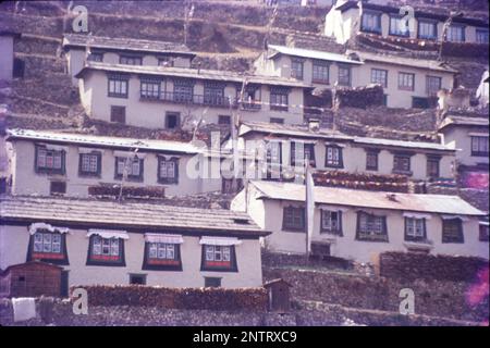 Namche Bazar est une ville de la municipalité rurale de Khumbu Pasanglhamu dans le district de Solukhumbu de la province no 1 du nord-est du Népal. Il est situé dans la région de Khumbu à 3 440 mètres à son point bas, remplissant les flancs d'une colline. La plupart des Sherpa qui sont dans le secteur du tourisme sont de la région de Namche. Banque D'Images