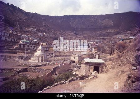 Namche Bazar est une ville de la municipalité rurale de Khumbu Pasanglhamu dans le district de Solukhumbu de la province no 1 du nord-est du Népal. Il est situé dans la région de Khumbu à 3 440 mètres à son point bas, remplissant les flancs d'une colline. La plupart des Sherpa qui sont dans le secteur du tourisme sont de la région de Namche. Banque D'Images