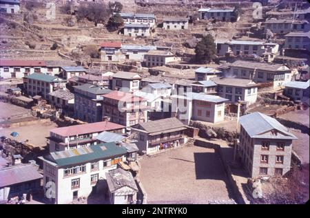 Namche Bazar est une ville de la municipalité rurale de Khumbu Pasanglhamu dans le district de Solukhumbu de la province no 1 du nord-est du Népal. Il est situé dans la région de Khumbu à 3 440 mètres à son point bas, remplissant les flancs d'une colline. La plupart des Sherpa qui sont dans le secteur du tourisme sont de la région de Namche. Banque D'Images