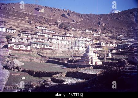 Namche Bazar est une ville de la municipalité rurale de Khumbu Pasanglhamu dans le district de Solukhumbu de la province no 1 du nord-est du Népal. Il est situé dans la région de Khumbu à 3 440 mètres à son point bas, remplissant les flancs d'une colline. La plupart des Sherpa qui sont dans le secteur du tourisme sont de la région de Namche. Banque D'Images