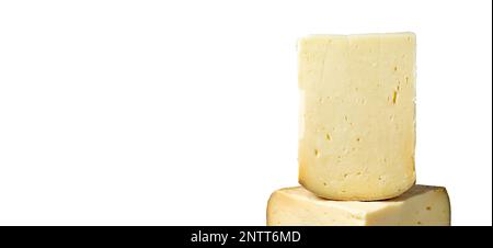 Fromage à roues. Fromage à base de lait de vache sur un backgorund blanc isolé. Fromage gruyère turc. Gros plan. Copier l'espace Banque D'Images