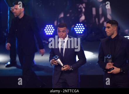 Paris, France. 27 février 2023, Lionel Messi, Kylian Mbappe et Achraf Hakimi lors des meilleurs prix FIFA football 2022 sur 27 février 2023 à Paris, France. Photo de Steve McMay/ABACAPRESS.COM Banque D'Images