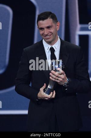 Paris, France. 27 février 2023, gardien de but Emiliano Martínez (Argentine/Aston Villa FC) pose pour des photos avec son trophée de meilleur gardien de but lors des meilleurs Prix FIFA football 2022 sur 27 février 2023 à Paris, France. Photo de Steve McMay/ABACAPRESS.COM Banque D'Images