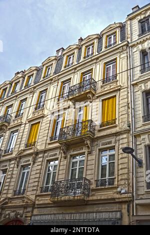 Saint-Etienne, France - 27 janvier 2020 : magnifique façade sculptée à motifs rectangulaires, située dans une avenue de la ville. Le style est Haussm Banque D'Images