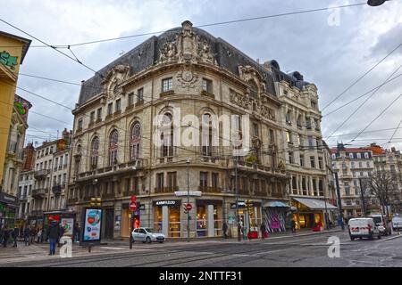 Saint-Etienne, France - 27 janvier 2020 : superbe bâtiment de style 1880, installé au coin d'une rue du centre ville. Banque D'Images