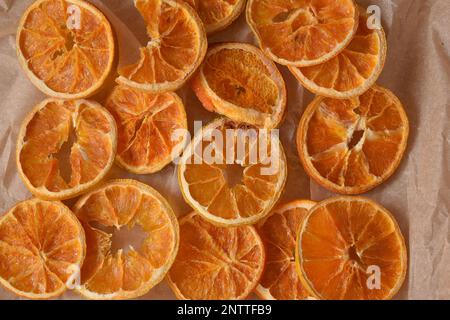 Motif avec des tranches d'orange séchées, en lumière naturelle Banque D'Images