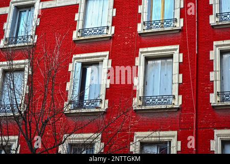 Saint-Etienne, France - 27 janvier 2020 : Focus sur une façade construite avec des briques rouges. Il y a des fenêtres avec des rambardes en fer. Banque D'Images