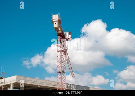 Grue de construction travaillant sur un grand chantier de construction Banque D'Images