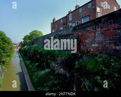 Shropshire Union Canal et face extérieure du mur romain entre Northgate et le coin nord-est de la forteresse légionnaire de Chester (Deva), Cheshire, Angleterre Banque D'Images