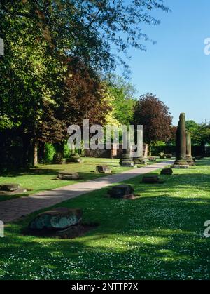 Réérigés des colonnes et autres vestiges romains dans les jardins romains de Chester, juste à l'extérieur du mur de la ville, près de Newgate, Cheshire, Angleterre, Royaume-Uni. Banque D'Images