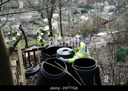 Des équipes de police de recherche à Roedale Valley Allotments, Brighton, où une opération de recherche urgente est en cours pour trouver le bébé disparu de Constance Marten, qui n'a pas eu de soins médicaux depuis sa naissance début janvier. Mme Marten et son partenaire Mark Gordon sont en garde à vue après avoir été arrêtés à Brighton. La paire voyageait en taxi dans le Royaume-Uni depuis que sa voiture a été trouvée en feu sur le M61 à Bolton, dans le Grand Manchester, sur 5 janvier. Date de la photo: Mardi 28 février 2023. Banque D'Images