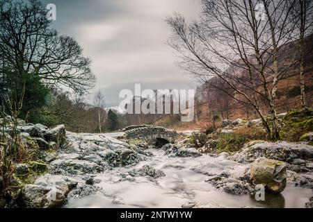 Ashness Bridge dans le district du lac surplombant Derwentwater et Skiddaw. Exposition longue pour produire de l'eau douce et nette. Banque D'Images