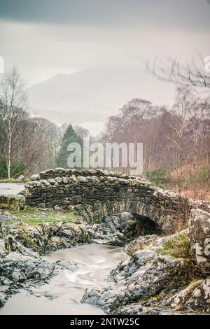 Ashness Bridge dans le district du lac surplombant Derwentwater et Skiddaw. Exposition longue pour produire de l'eau douce et nette. Banque D'Images