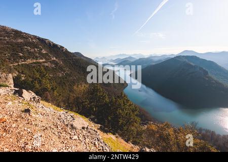 Vue aérienne du lac Skadar Parc national panoramique paysage dynamique, Monténégro, Skadarsko jezero, également appelé Shkodra ou Scutari, avec des montagnes dedans Banque D'Images