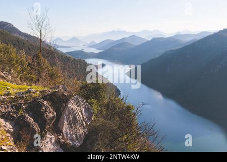 Vue aérienne du lac Skadar Parc national panoramique paysage dynamique, Monténégro, Skadarsko jezero, également appelé Shkodra ou Scutari, avec des montagnes dedans Banque D'Images