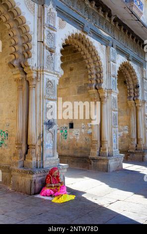 Vendeur de Gangaur ghat thread,en,lac Pichola, Udaipur, Rajasthan, Inde Banque D'Images