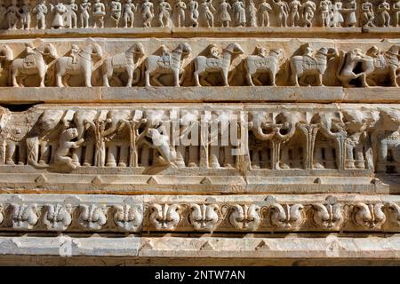 Détail,relief sur le mur extérieur du Temple Jagdish, Udaipur, Rajasthan, Inde Banque D'Images