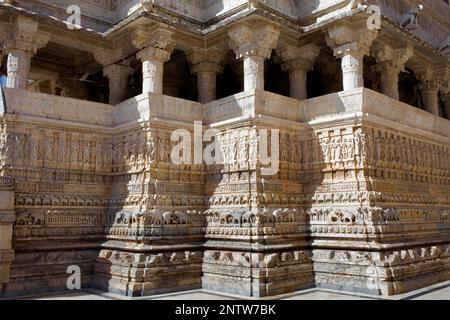 Détail du mur extérieur, Jagdish Temple, Udaipur, Rajasthan, Inde Banque D'Images