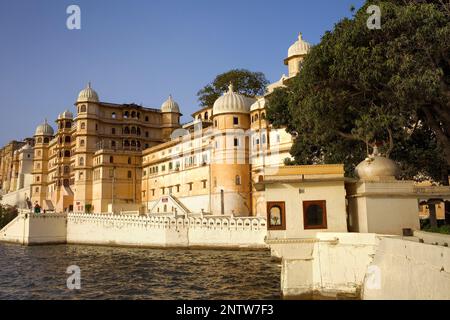 Palais de la ville et le lac Pichola, Udaipur, Rajasthan, Inde Banque D'Images