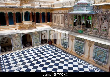 Cour Peacock, City Palace, Udaipur, Rajasthan, Inde Banque D'Images