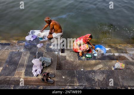 L'homme et la femme se laver à lac Pichola, Udaipur, Rajasthan, Inde Banque D'Images