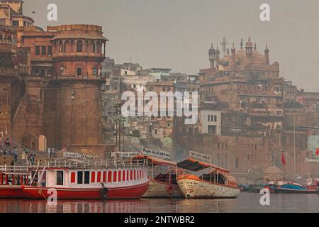 Voir d'Bhonsale Ghat et Ram Ghat avec grande mosquée d'Aurangzeb, à Ganges river, Varanasi, Uttar Pradesh, Inde. Banque D'Images