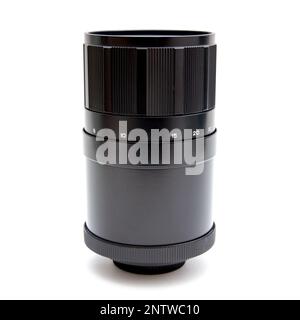 Vue latérale d'un téléobjectif miroir de l'époque soviétique avec reflets de couleur. Macro studio tourné sur fond blanc Banque D'Images