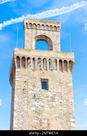 Vue sur la Torrione, une ancienne tour construite en 1212, Piombino, Italie Banque D'Images