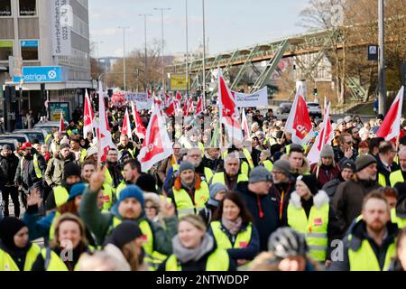 28 février 2023, Rhénanie-du-Nord-Westphalie, Wuppertal : plusieurs milliers de grévistes du secteur public défilent dans le centre-ville de Wuppertal dans une manifestation. Photo: Thomas Banneyer/dpa Banque D'Images