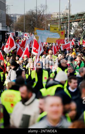 28 février 2023, Rhénanie-du-Nord-Westphalie, Wuppertal : de nombreux grévistes du secteur public défilent dans le centre-ville de Wuppertal lors d'une manifestation. Photo: Thomas Banneyer/dpa Banque D'Images